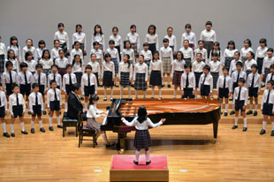 音楽祭<br> 園児から5年生がコンサートホールのステージに上がり、 日ごろの学習の成果を発表します。