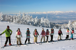 スキー学校<br> 5年生が志賀高原に出かけ自然の豊かさに触れる中で、 心とスキーの技を磨きます。