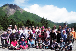 林間学校<br> 3年生は山中湖畔で、4年生は長野県の富士見高原で自然をテーマに体験活動をします。 6年生はさらに大きな自然の中で心と体を鍛えます。