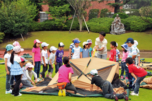 サマープログラム<br> 普段の授業とは異なるさまざまなアクティビティが用意され、興味のあるものを選んで参加します。<br>　