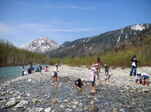 北アルプス自然教室（5月 第5学年） <br>上高地 川遊び(5月） 水温10℃程度、 <br>子供たちは数秒しか足をつけていられません！