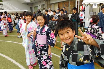 文教まつり(7月）<br>父母の会の皆さんが、いろいろな催しを準備してくださり、子供たちは浴衣で楽しく回ります。