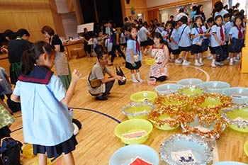 バザー（10月）<br>保護者の皆様が事前に準備していただくバザーです。子供たちのとても楽しみにしている行事のひとつです。