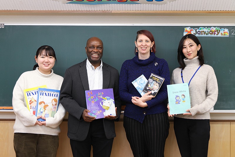 英語科教諭<br>（左から）新史織先生、オコリバリトン先生、<br>アトキンエリサ先生、カーラン優子先生