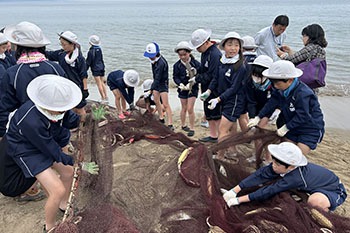 北アルプス自然教室 (5月 第5学年)<br>地引き網 力を合わせて引きます。