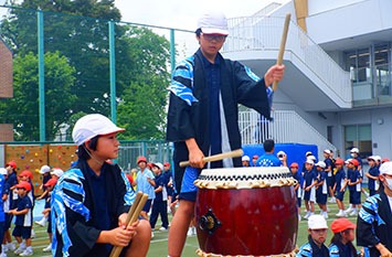 文教まつり (7月)<br>父母の会の皆さんが、いろいろな催しを準備してくださり、子どもたちは楽しく参加します。