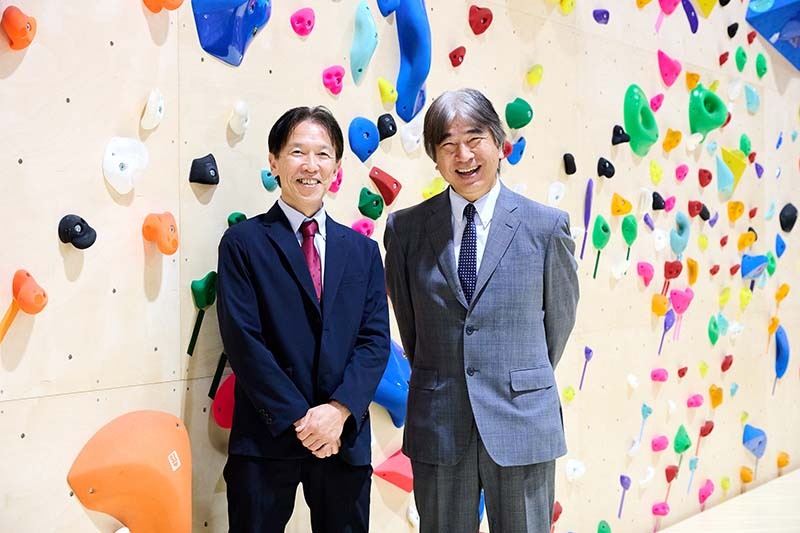 (左)教頭 尾崎正彦先生　(右)校長 佐藤純一先生